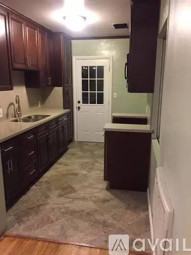 Main picture of 655 N Oakland Ave