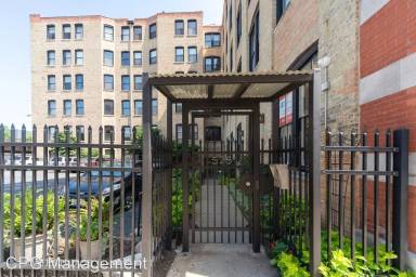 Main picture of 525 N Halsted St