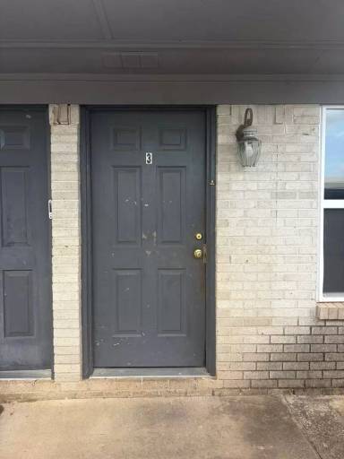 Main picture of 300 E Knoxville St