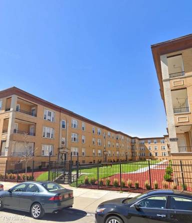 Main picture of 4612 S Lake Park Ave