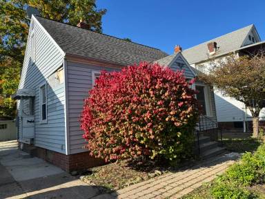 Main picture of 1472 E 204th St
