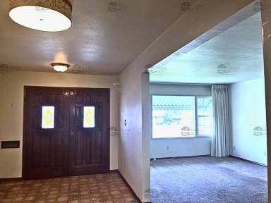 Main picture of 77 Center St