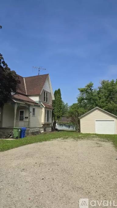 Main picture of 904 N Grand Ave