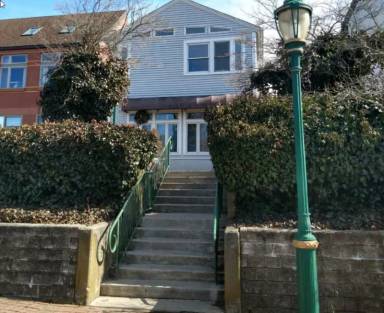 Main picture of 976 Main St