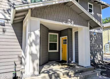 Main picture of 447 W 7th St