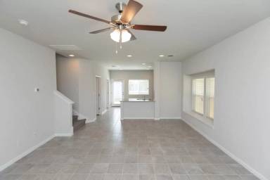 Main picture of 18016 Lungo St