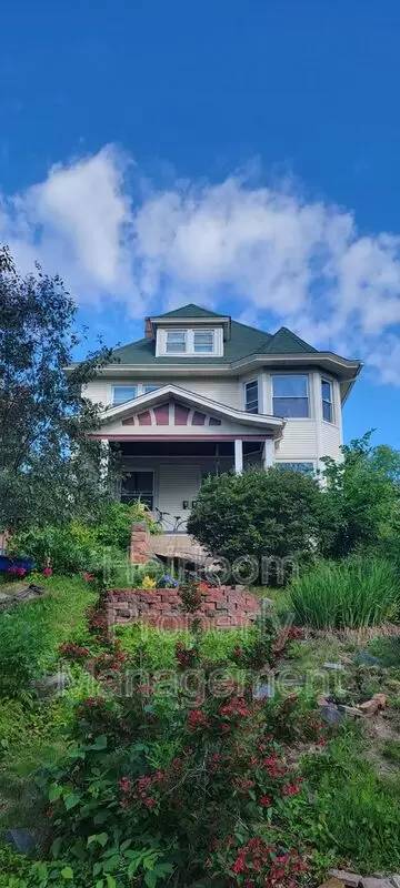 Main picture of 1817 E 1st St