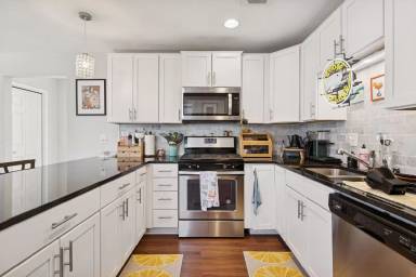Main picture of 2449 Lyndale Ave S