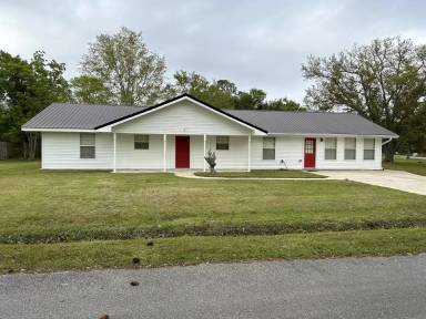 Main picture of 120 Lakeside Dr
