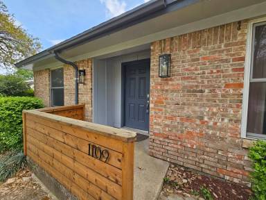 Main picture of 1109 W Redbud Dr