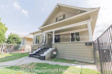 Main picture of 216 W 49th St