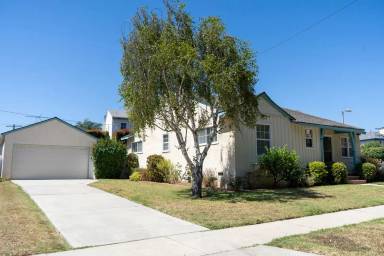 Main picture of 11415 Victoria Ave