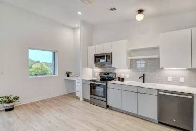 Main picture of 100 W Mockingbird Ln