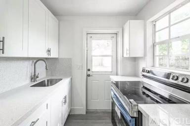 Main picture of 140 SE 9th Ave
