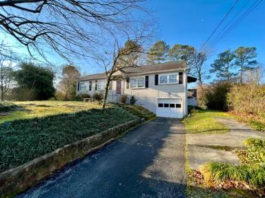 Main picture of 924 Linden Hall Rd