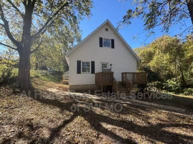 Main picture of 700 E Elm St
