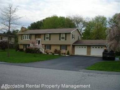 Main picture of 2004 Maplewood Dr