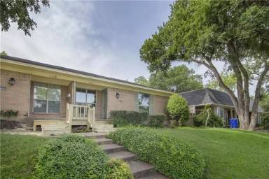 Main picture of 2808 Golfing Green Dr