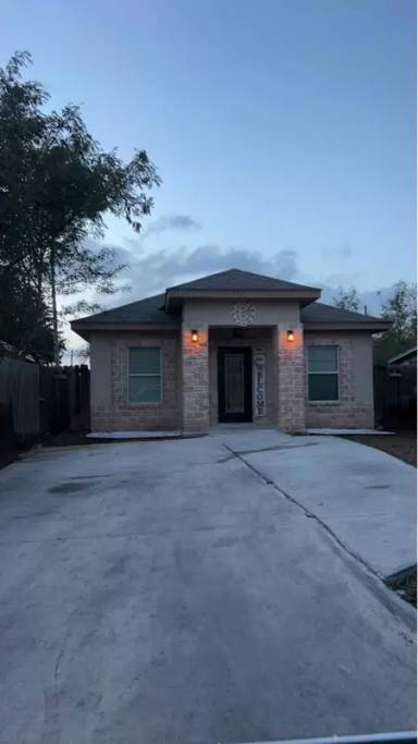Main picture of 437 Yoakum St