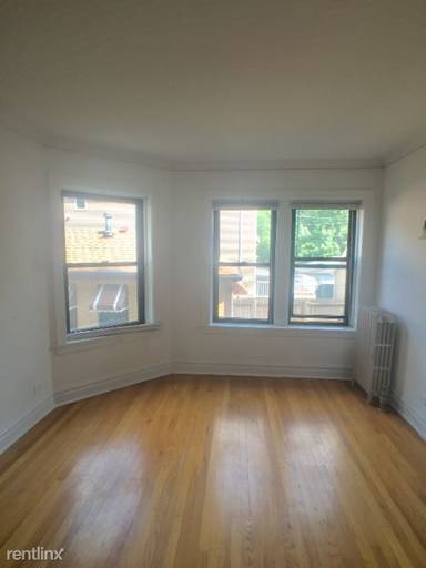 Main picture of 1909 W Larchmont Ave