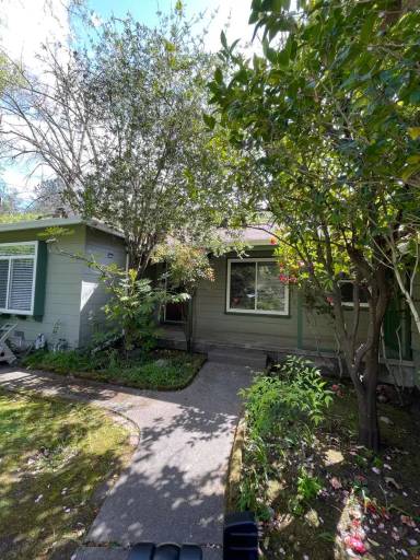 Main picture of 2561 Olympic Blvd