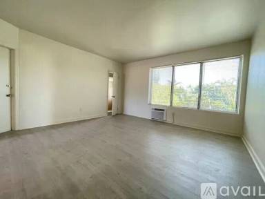 Main picture of 8031 Hawthorne Ave