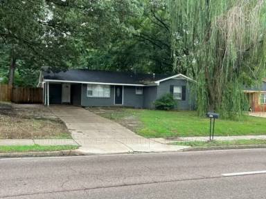 Main picture of 1395 Main St