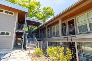 Main picture of 1115 W 10th St
