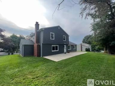 Main picture of 4 Roxy Ave