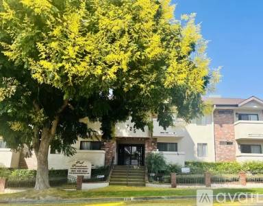 Main picture of 725 E Providencia Ave