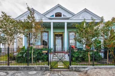 Main picture of 2628 Dumaine St