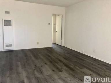 Main picture of 136 S Manhattan Pl