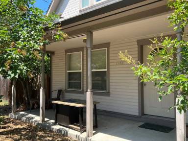 Main picture of 1033 E Main St