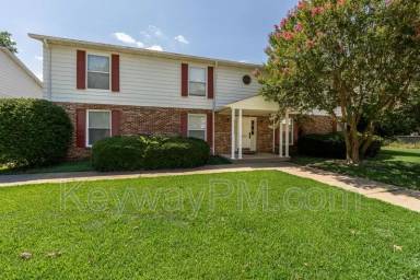 Main picture of 1030 Carriage Dr