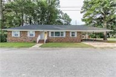 Main picture of 521 N Fairview Rd