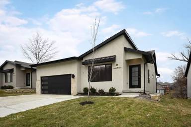 Main picture of 202 E Maplewood Ln