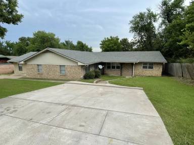 Main picture of 409 N Carl St