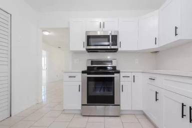 Main picture of 140 NW 45th St