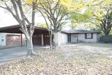 Main picture of 1425 N Bradley Ave
