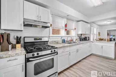 Main picture of 5 S Newport Ave