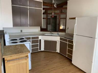 Main picture of 425 Yama St