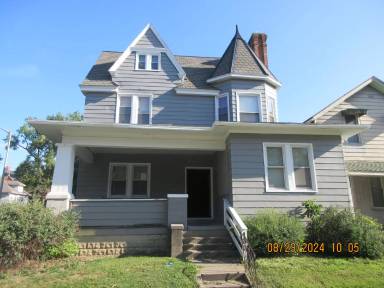 Main picture of 130 W Creighton Ave