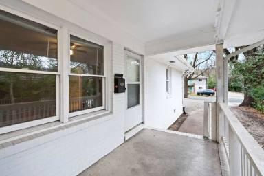 Main picture of 607 W Markham Ave