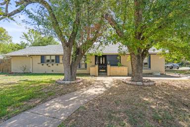 Main picture of 2004 Mockingbird Ln