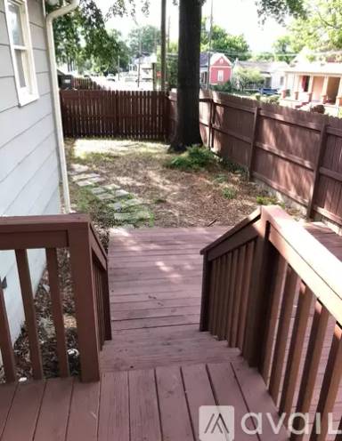 Main picture of 909 College St