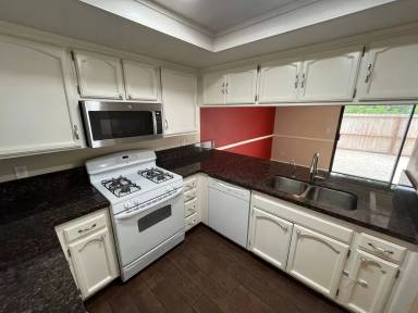Main picture of 401 N Center Ct