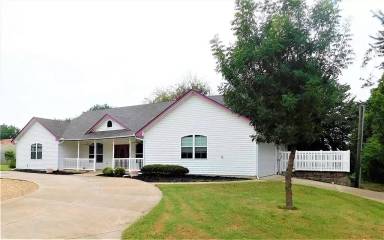 Main picture of 301 S 1st St