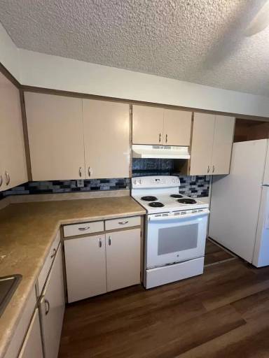 Main picture of 1955 Eaton Ave