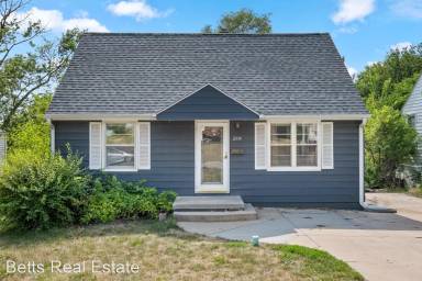 Main picture of 2614 N 70th Ave