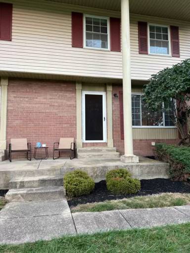 Main picture of 195 Surrey Ln